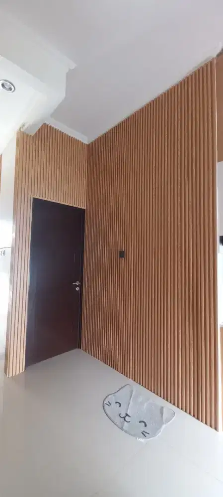 Pintu kamuflase dan moulding dinding