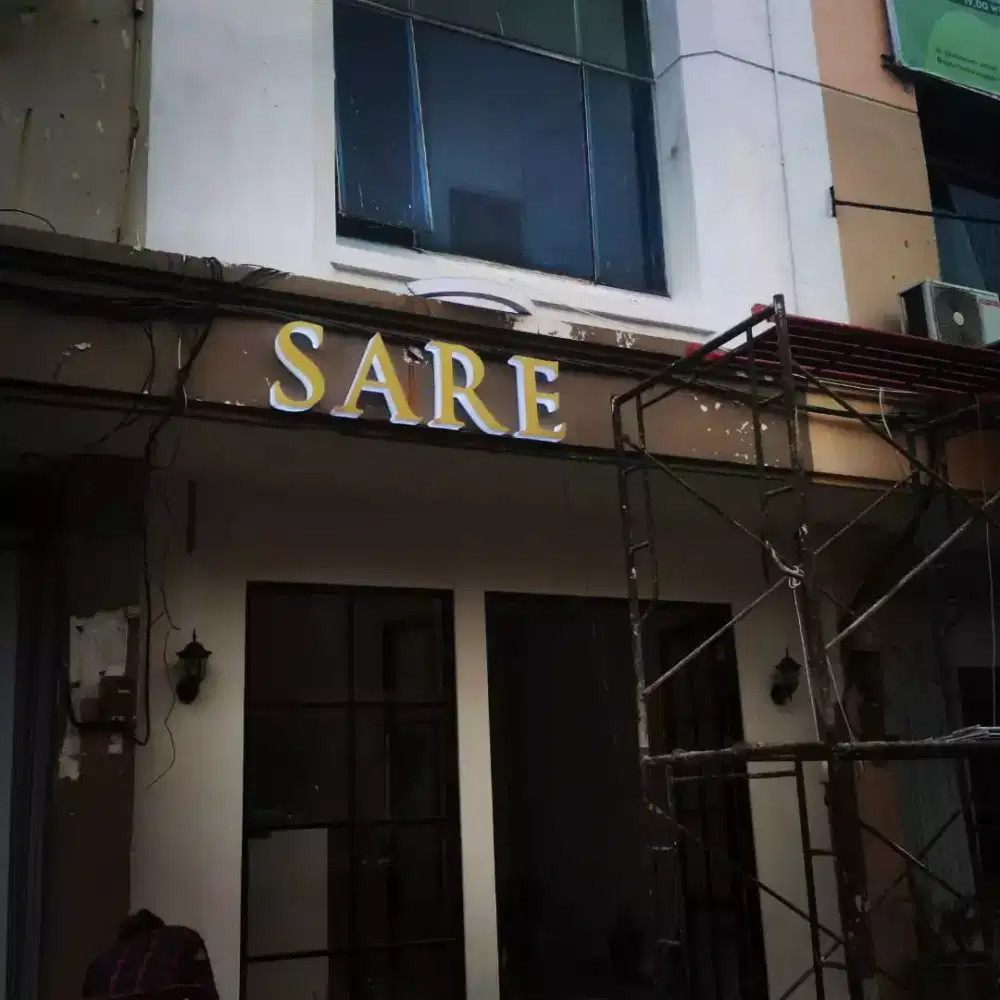 Neon box huruf timbul