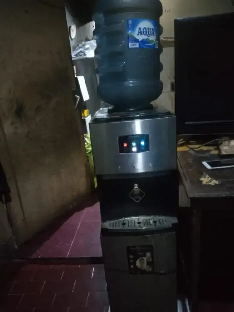 Dispenser merk Sanken galon atas dan bawah freon dingin minus di body