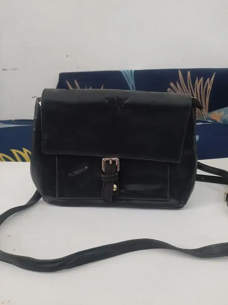 Sling bag kulit hitam