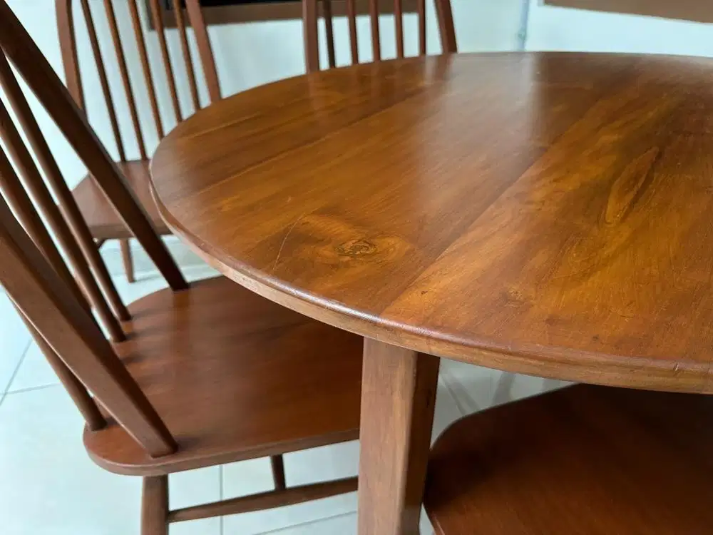 Meja makan jati bundar