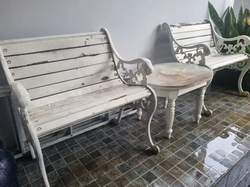 2 Kursi Besi Taman + 1 Meja