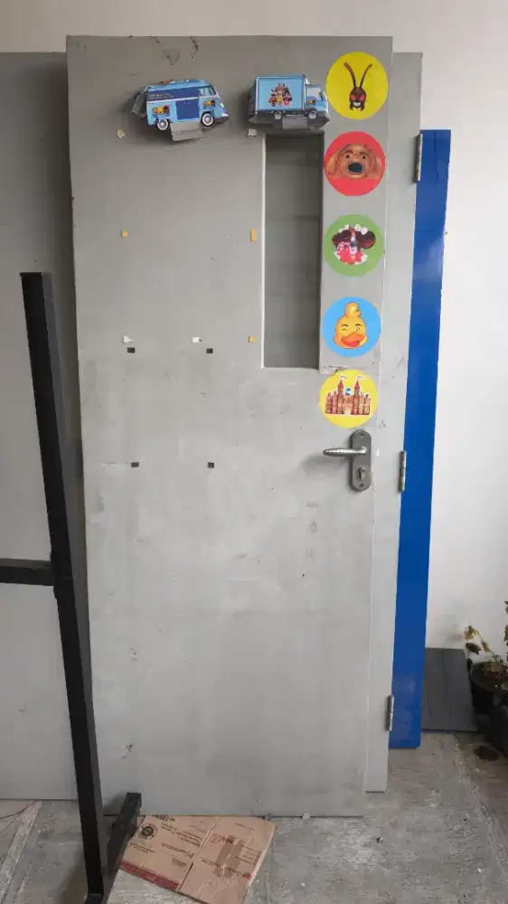 Pintu custom untuk ruang kerja atau kelas