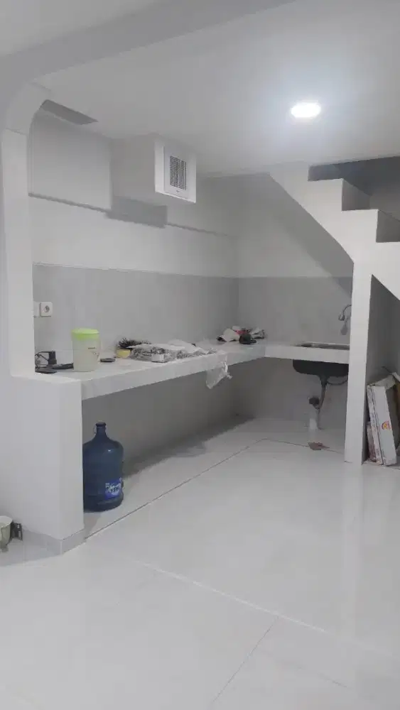 Meja dapur dan kitchen set.