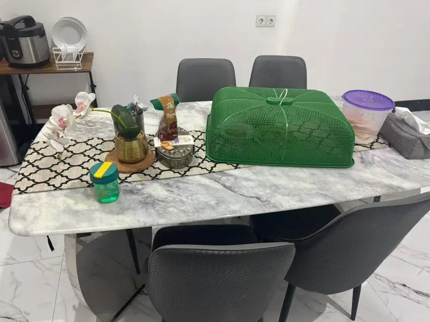 Meja makan batu alam