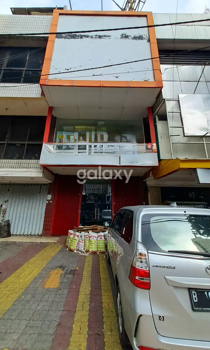 Ruko Raya Panglima Sudirman. Dekat Patung Karapan Sapi