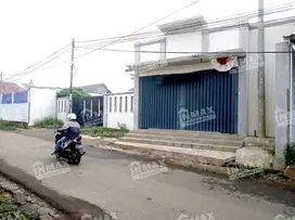 Rumah Luas Ada Toko di Daerah Pakis Malang Ada Halaman Belakang