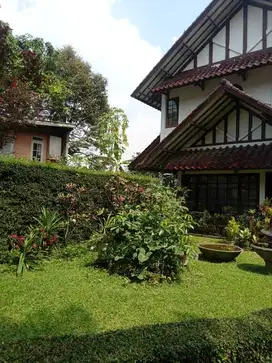 Rumah Halaman Luas Nyaman Asri di Sayap Dago Bandung