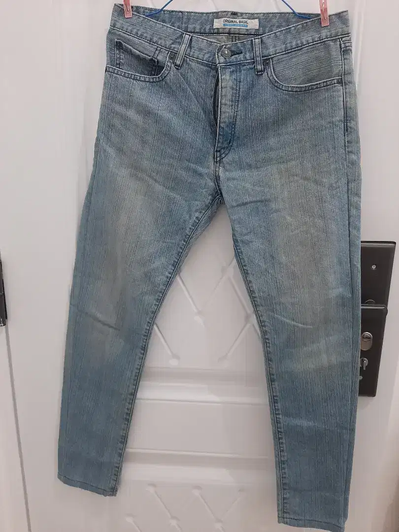 Celana jeans pria warna light blue