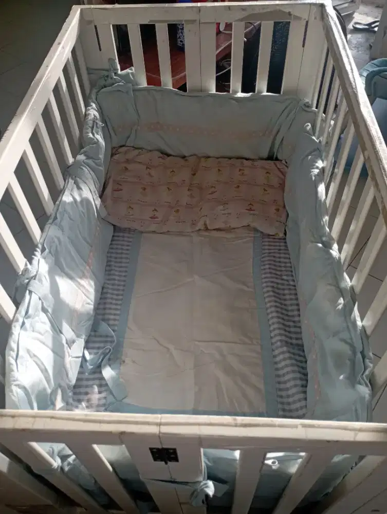 Box baby terbuat dari bahan kayu