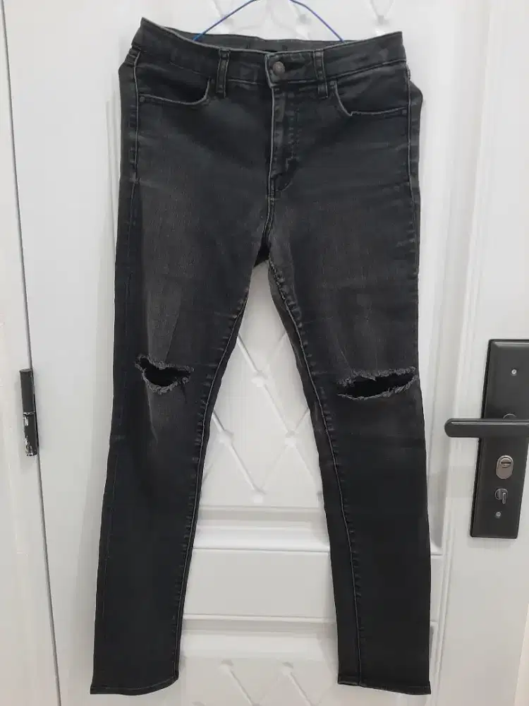 Celana jeans pria warna hitam sobek