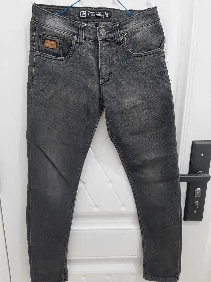 Celana jeans pria warna hitam pudar