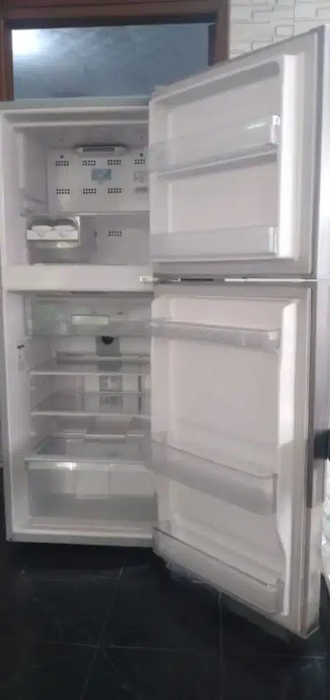 Menerima kulkas rusak