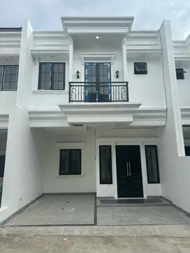 RUMAH MEWAH DEKAT ISTN JAGAKARSA