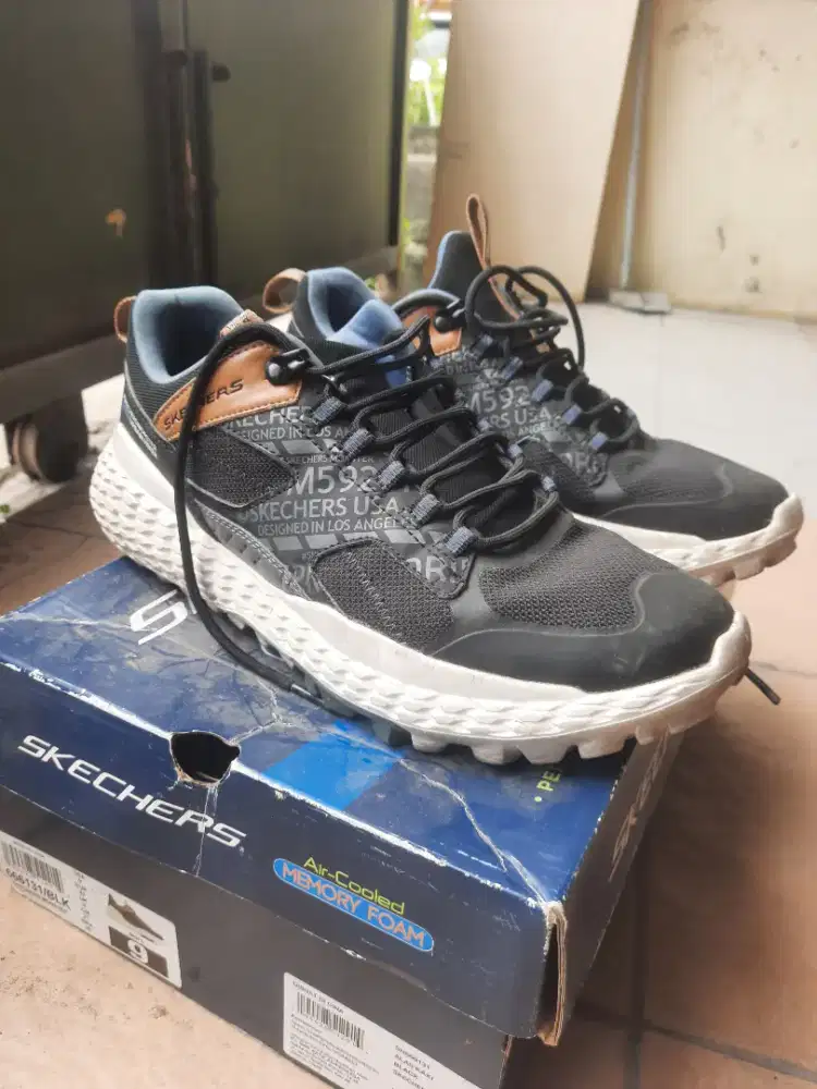 Sepatu skechers pria