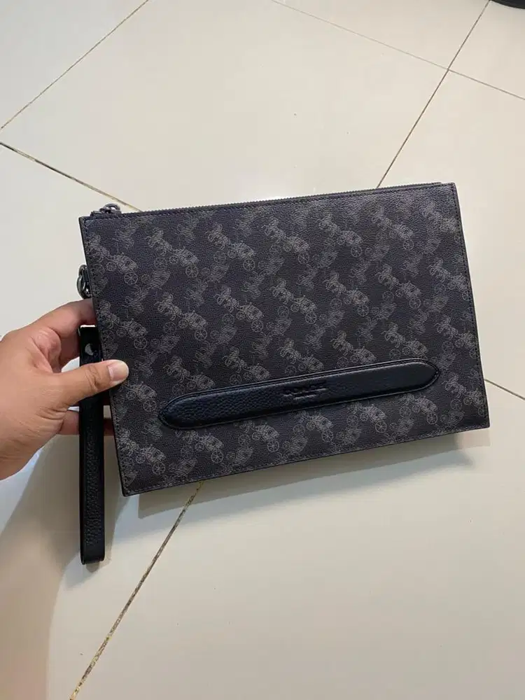Clutch coach / handbag coach
