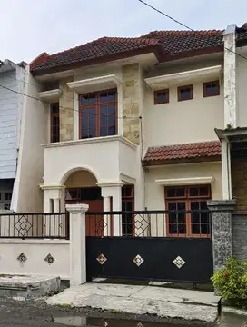 Rumah Bagus Hadap 2 Jalan Di Pondok Indah Wiyung Surabaya