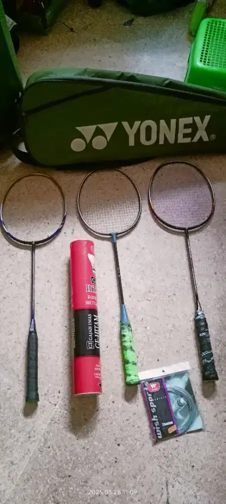 Set raket badminton