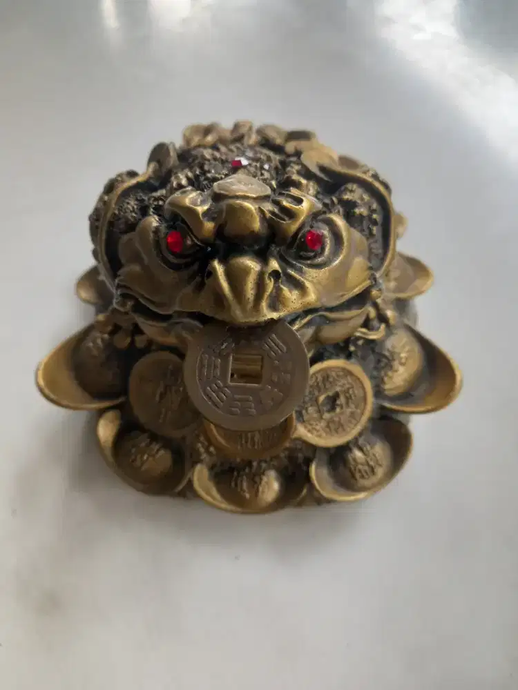 Pajangan kodok emas keberuntungan