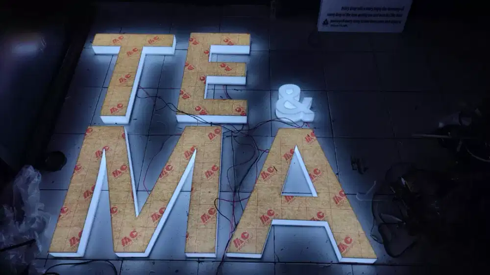 Letter timbul neon box