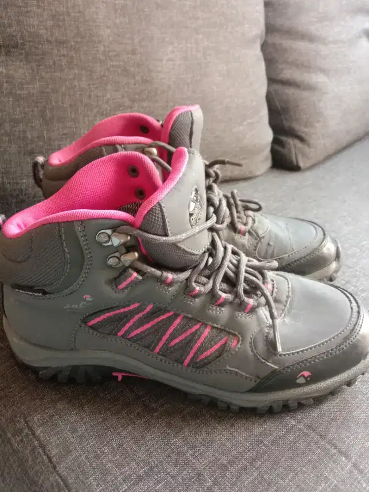 Sepatu gunung wanita pink