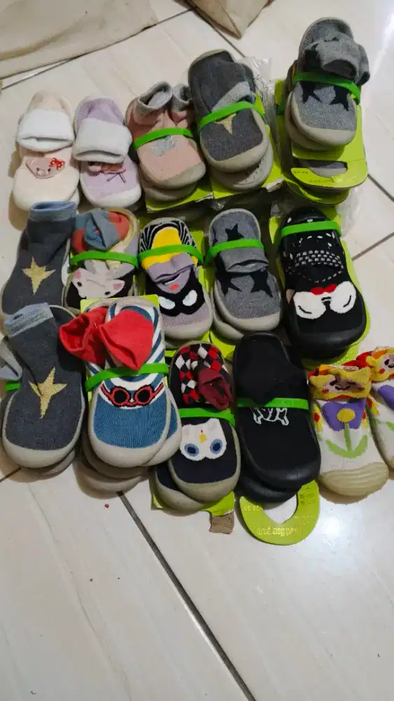 Sepatu karet bayi balita