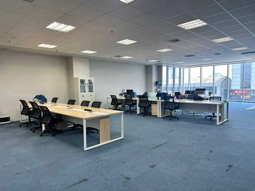 Sewa Kantor 253 m2 Kondisi Semi Furnish di Jagat Building Tomang, Nego