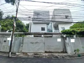 Rumah Luas Idaman di Southern Jakarta Townhouse Siap KPR J-20698