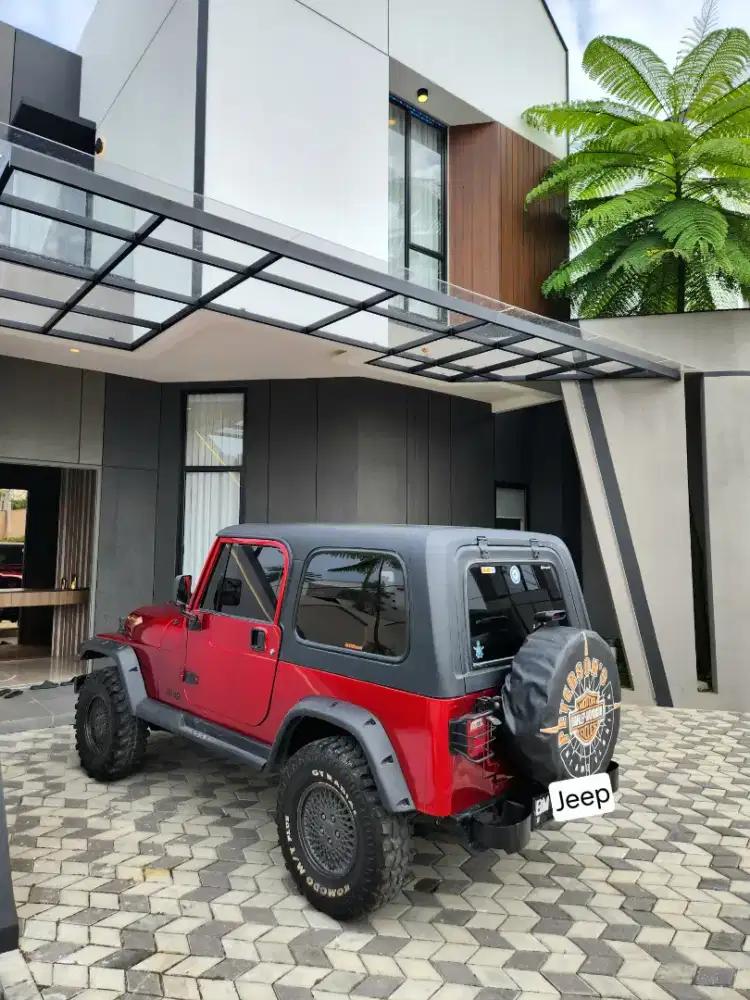 Jeep CJ7 Merah Candy 4x4 MT