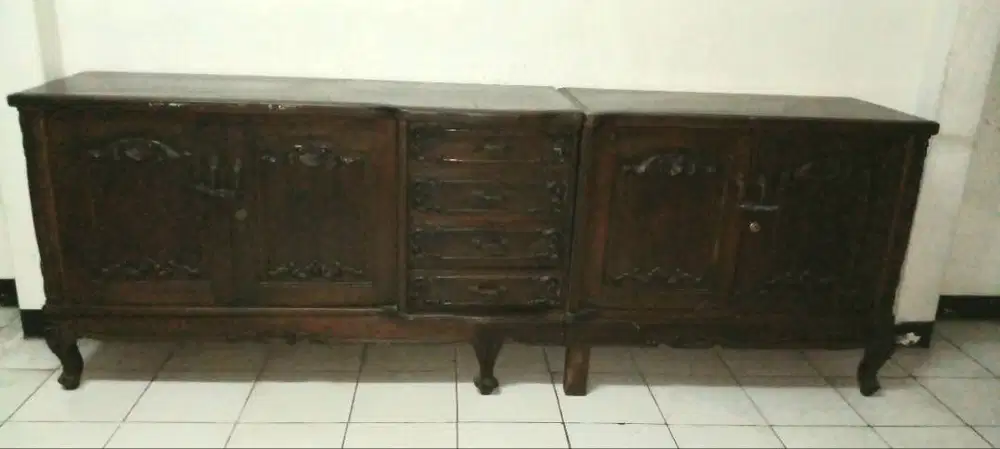 Lemari panjang kayu jati kuat, berukiran klasik dan cantik di rumah