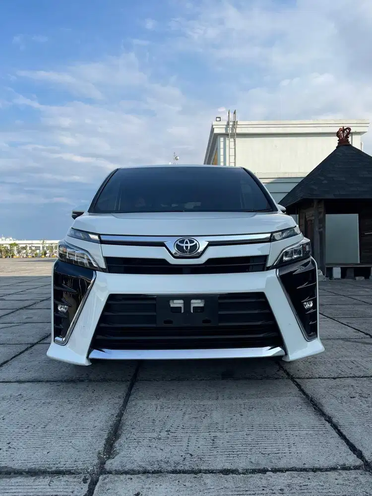 KM antik. Toyota Voxy 2.0 2018 putih