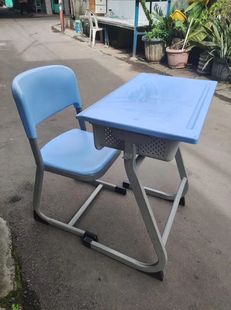 Meja belajar / meja sekolah 60x39x76cm  “INFORMA”  barunya 1,5 juta