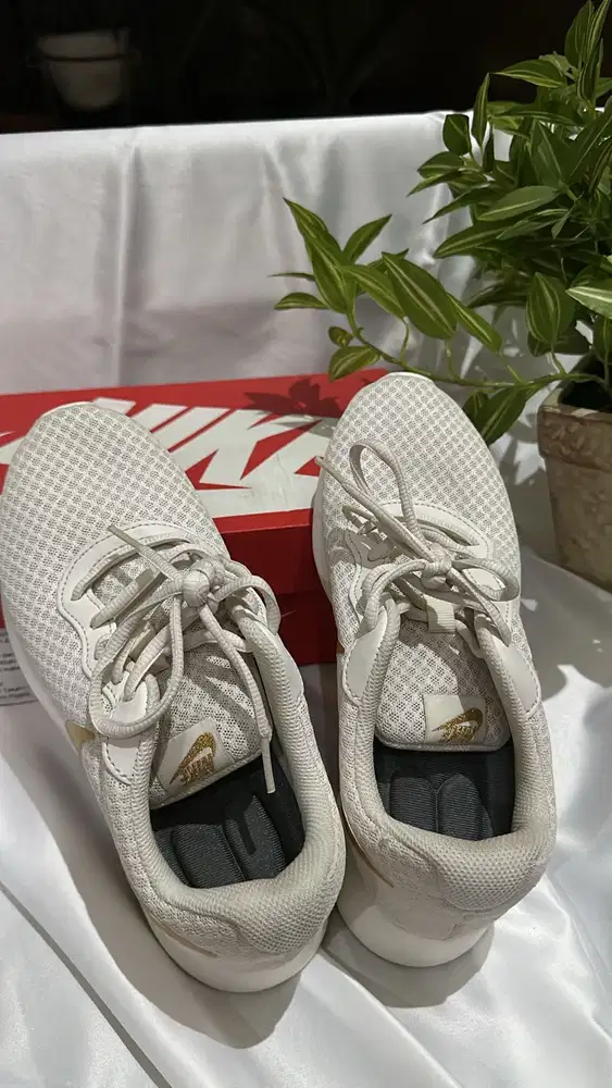 Nike Tanjun Shoes, White & Gold - Classic - Preloved