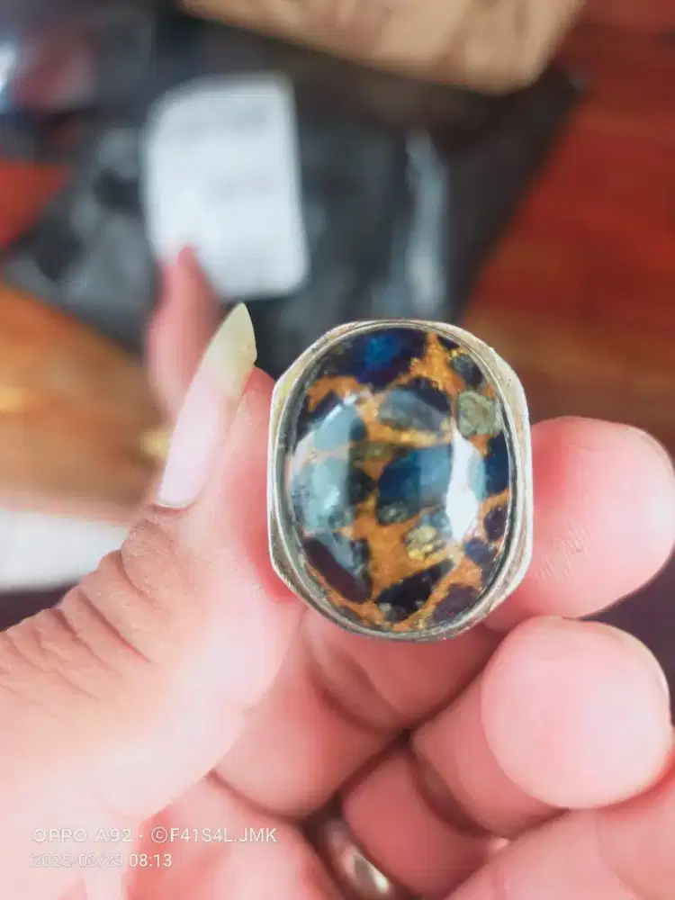 Batu sakral serat emas motif kura2 tembus