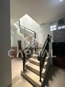 Jual Rumah Ciamik Taman Kopo Indah 3 Blok E dengan Row Jalan Lebar