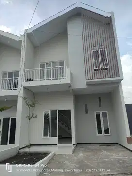 RUMAH MEWAH 2 LANTAI DI BELAKANG UMM