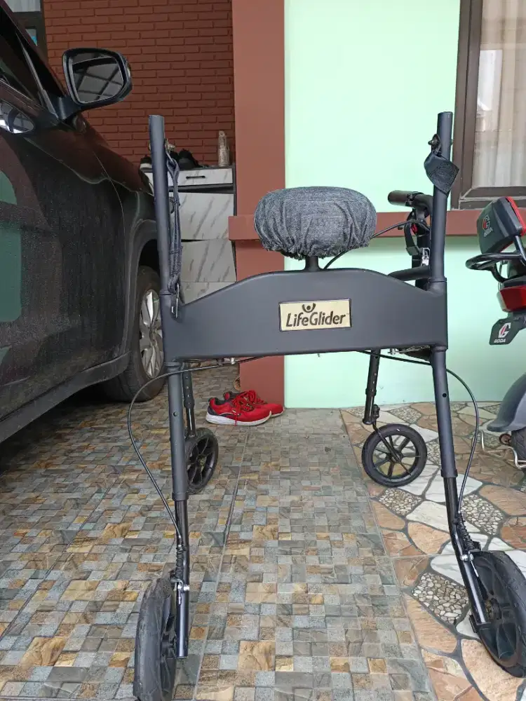 Kursi roda untuk teraphy belajar jalan