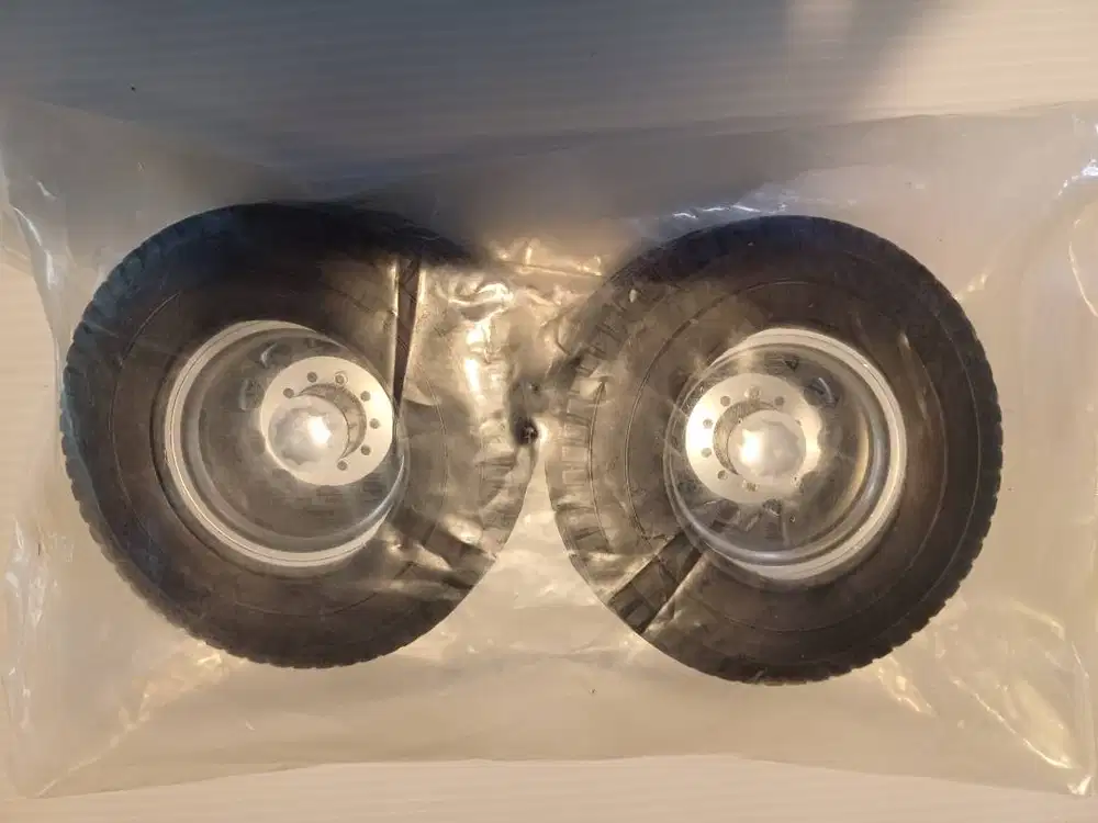 Sepasang Kiri Kanan  Ban Belakang (Double)  R/C Truk / Bus  Skala 1/14