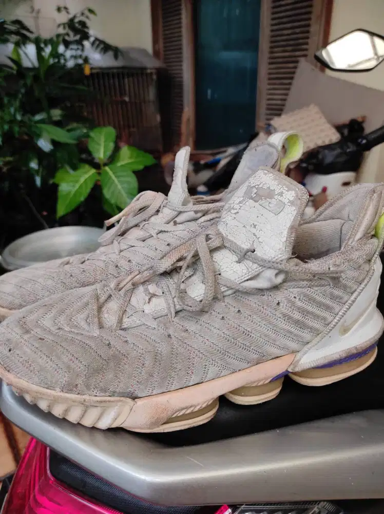 Sepatu Basket Lebron 16 X Buzz Lightyear