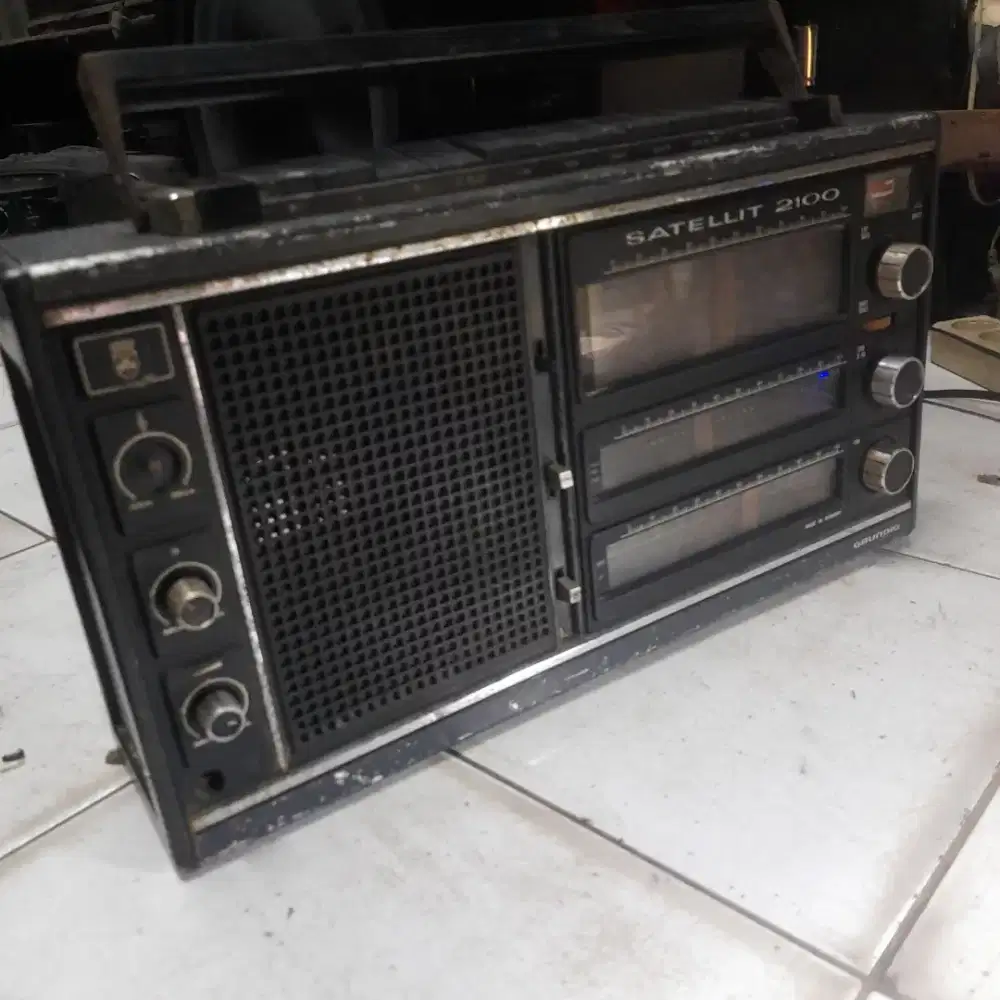 Radio klasik vintage grundig satellit 2100 off