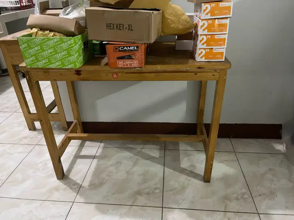 Meja Tulis Tanpa Laci