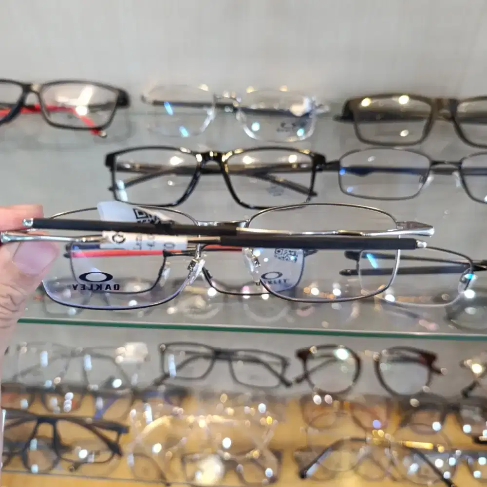 Dicari karyawan host live dan jaga toko optik