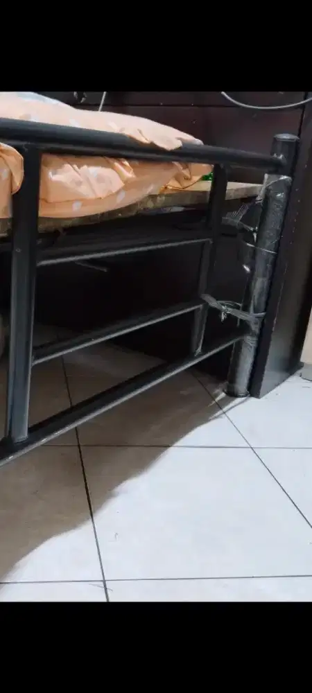 Ranjang besi dan kasur
