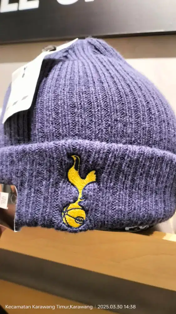 Topi beanie Tottenham Hotspur merk Newera