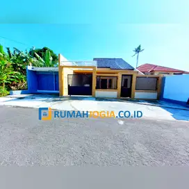 rumah dengan tanah luas dengan ruang usaha wedomartani