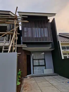 RUMAH TELARIS DENGAN TANAH DAN BANGUNAN YANG LUAS
