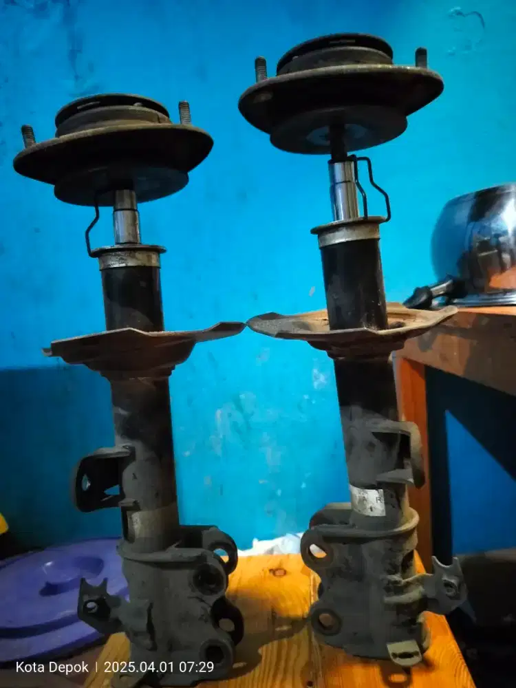 Shockbeker &amp; Karet Bantalan Depan Mobil Avanza