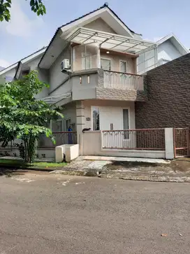 DIJUAL RUMAH SECOND MODERN 2 LANTAI SIAP HUNI DALAM PERUM MEWAH JAKTIM