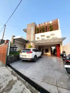 Rumah mewah halaman luas di jalan Magelang km 4 dekat JCM & UGM