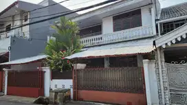 Rumah Luas dangan 7Kontrakan strategis di Kebon Baru Tebet